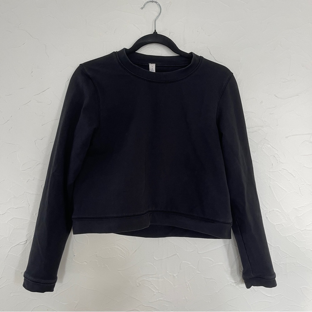 Lululemon women’s long sleeve top. Size 4. Black